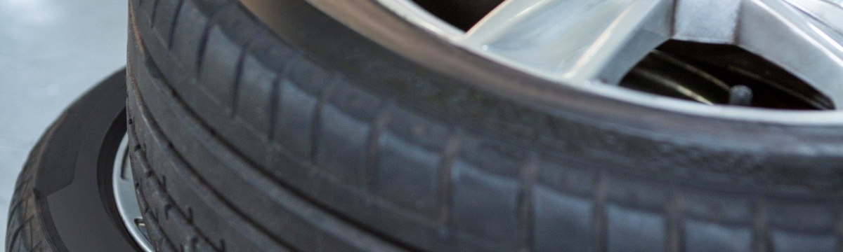 Pneus Goiânia: Como a Escolha Correta de Pneus e Baterias Garante Máxima Performance ao Seu Veículo