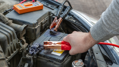 O que muda na hora de comprar bateria para carro elétrico e carro comum?